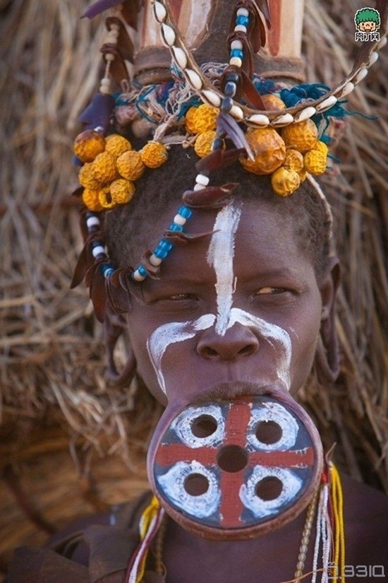 非洲唇盘族:地位象征,越大越美,陪嫁越多,不忍直视!